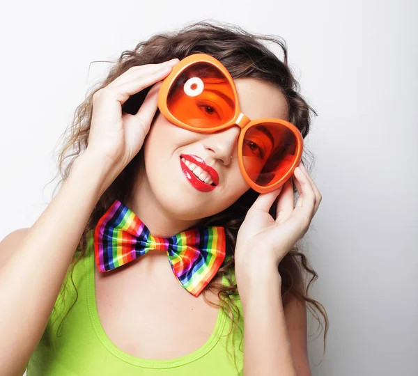 Unga rolig kvinna med stora orange solglasögon — Stockfoto