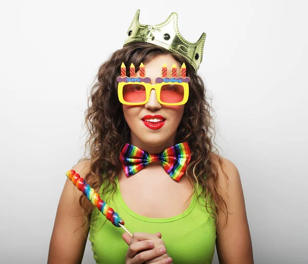 Jovem pronta para a festa - sorriso e feliz . — Fotografia de Stock