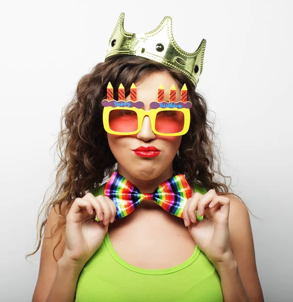 Genç bir kadın eğleniyor. Taçlı genç güzel kadın gülüyor.