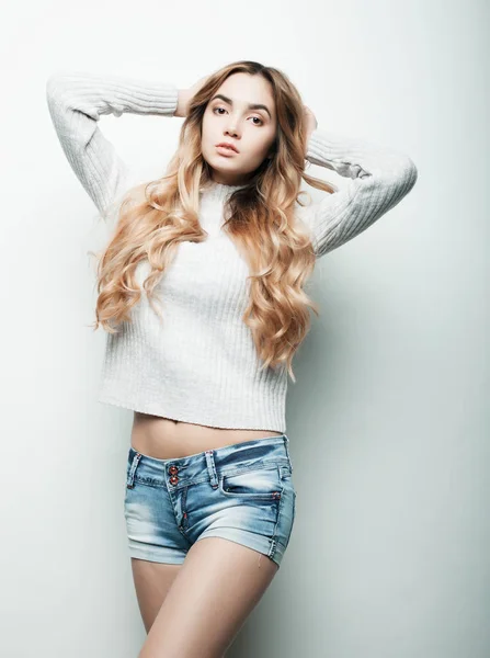 Mode modell poserar i studio, vit bakgrund — Stockfoto