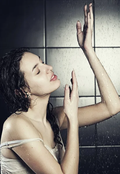Muda keriting wanita cantik dengan air — Stok Foto