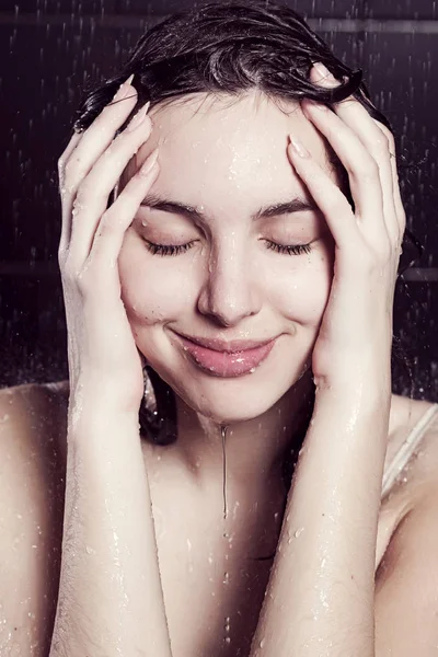 Carino riccio ragazza prendendo un doccia — Foto Stock