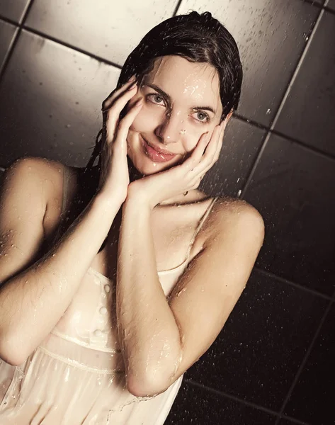 Bonito encaracolado menina tomando um chuveiro — Fotografia de Stock