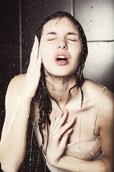 Junge süße lockige Frau mit Wasser — Stockfoto