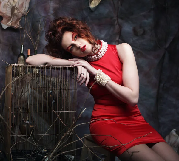 Tiyatro sc bir arka plan üzerinde parlak kalıcı makyaj ile genç kadın