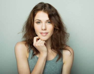 yaşam tarzı ve insanlar kavramı: genç casual kadın portre. Bankacı Charlie'yle, kıvırcık saç.