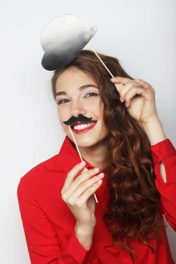 Sahte bıyıklı genç mutlu kadın