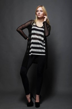 Gri arkaplanda güzel bir model