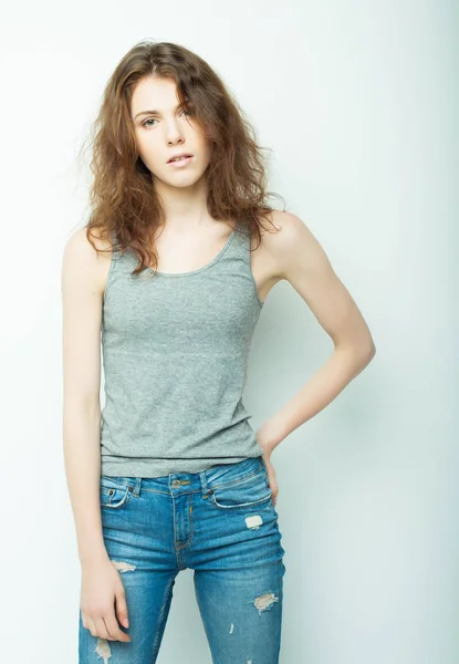 Estilo de vida, la moda y el concepto de la gente: hermosa mujer con ropa casual, posando sobre fondo blanco — Foto de Stock