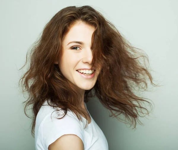 Estilo de vida e conceito de pessoas: Retrato de mulher casual jovem. Cara limpa, cabelo encaracolado . — Fotografia de Stock