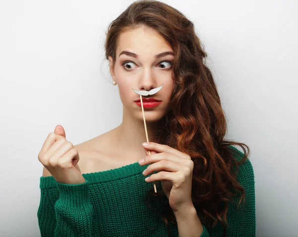 Νεαρή γυναίκα ευτυχισμένη με ψεύτικα μουστάκια — Φωτογραφία Αρχείου