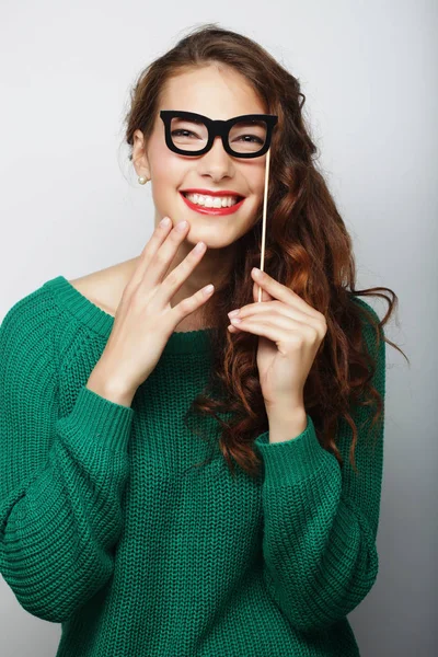 Atractiva joven juguetona con gafas falsas — Foto de Stock
