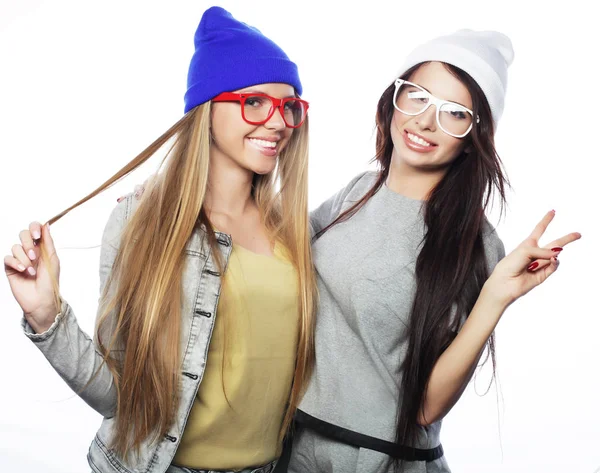 Livsstil och människor koncept: två unga flicka vänner står till — Stockfoto