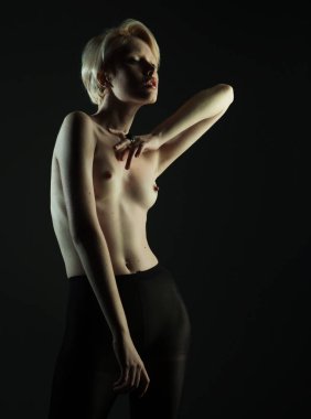 Kısa sarı saçlı, zarif çıplak kadın..