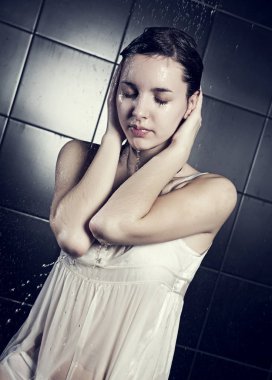 Genç sevimli kıvırcık kadın su ile