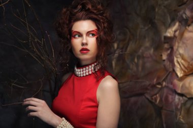 yaratıcı visage kırmızı elbise giymiş olan kadın