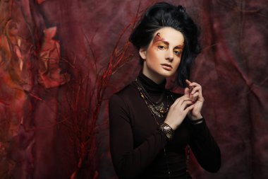 Güzel esmer kadın parlak yaratıcı makyaj