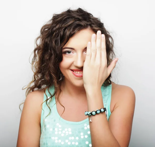 Mujer atractiva joven - sonrisa y feliz sobre fondo blanco —  Fotos de Stock