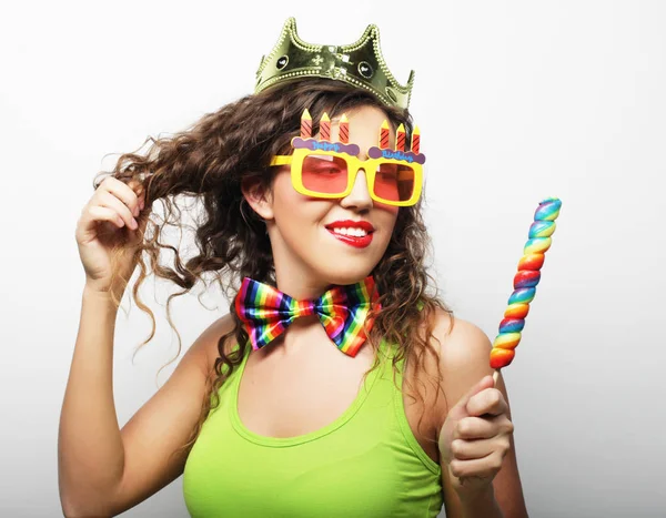 Jovem pronta para a festa - sorriso e feliz . — Fotografia de Stock