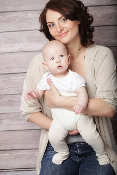 Lykkelig mor med barn – stockfoto