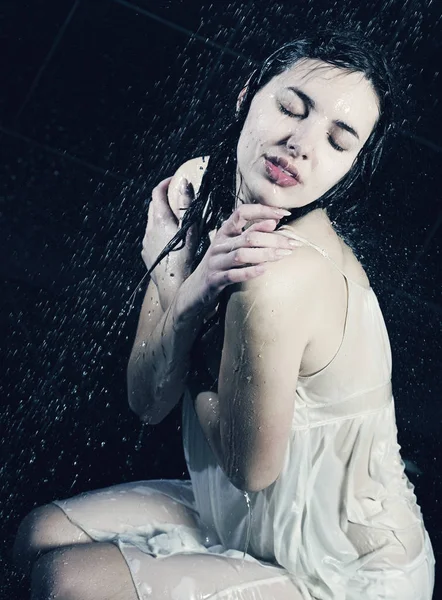 水で若いかわいい巻き毛の女性 — ストック写真