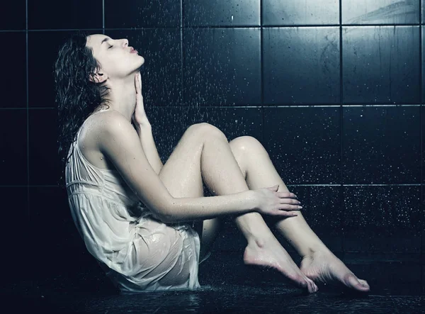 Söta lockigt flicka tar en dusch — Stockfoto