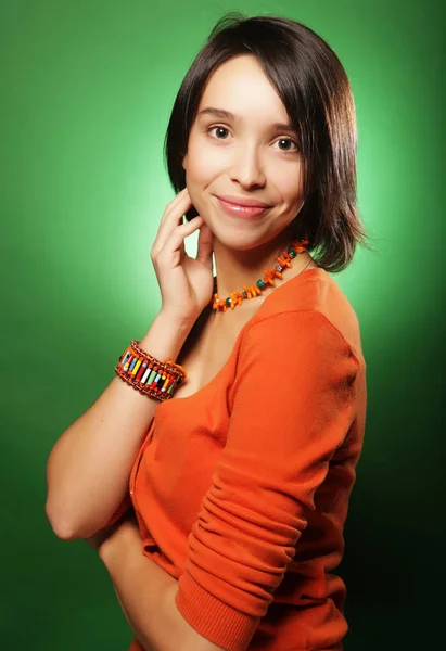 Joven mujer sorprendida sobre fondo verde — Foto de Stock