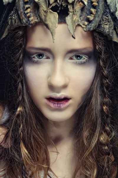 Model mit kreativer Frisur und hellem Make-up — Stockfoto