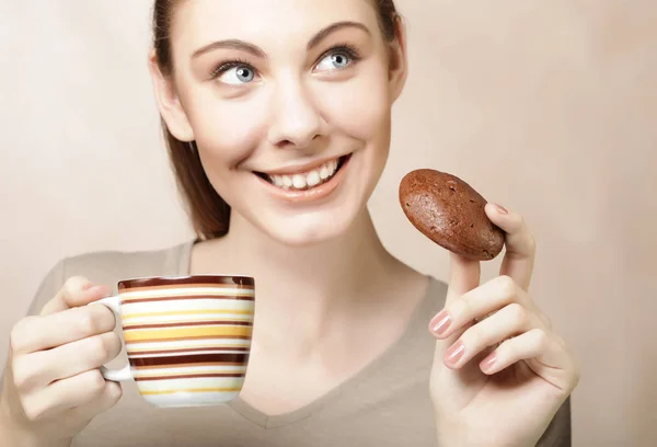 Mulher com café e biscoitos — Fotografia de Stock