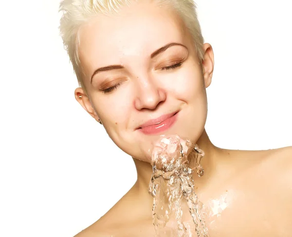Vacker kvinna med ren hud med stänk av vatten — Stockfoto