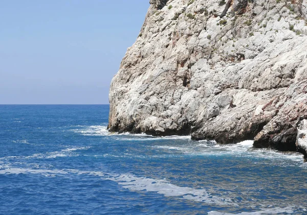 Rock, havet och vinkar i Turkiet — Stockfoto