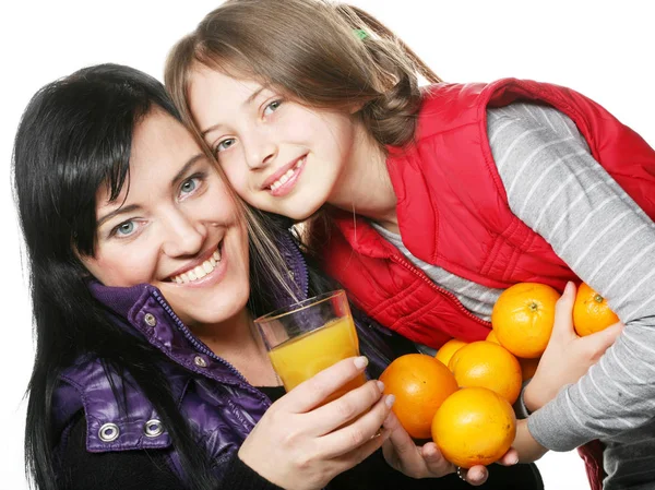 Niño con madre sosteniendo naranjas y jugo —  Fotos de Stock