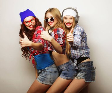 Üç şık seksi hipster kızlar en iyi arkadaşının moda portre