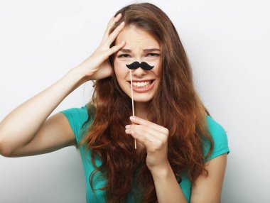 Sahte bıyıklı genç mutlu kadın