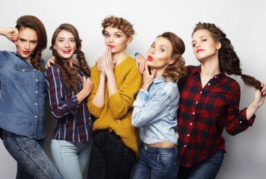 yaşam tarzı ve insanlar kavramı: beş kız arkadaş grubu