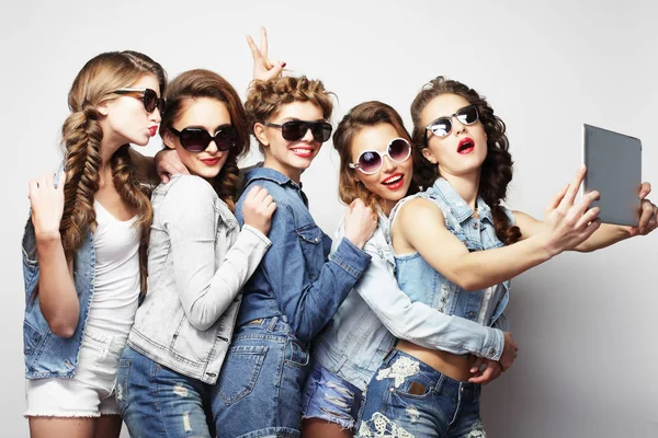 考虑自拍照与数字平板电脑的五个时髦女孩朋友 — 图库照片