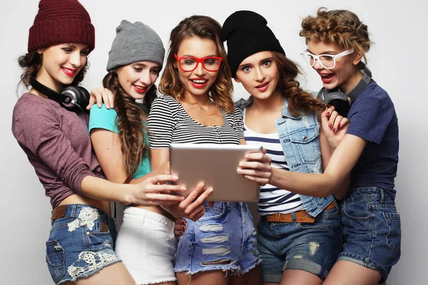 Cinco hipster meninas amigos tomando selfie com tablet digital — Fotografia de Stock