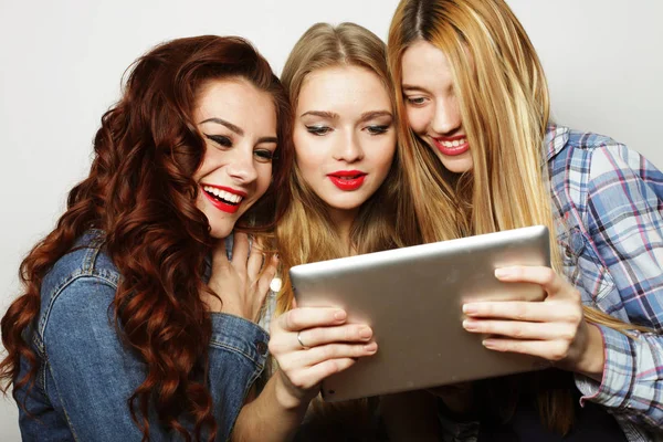 Hipster meninas amigos tomando selfie com tablet digital — Fotografia de Stock