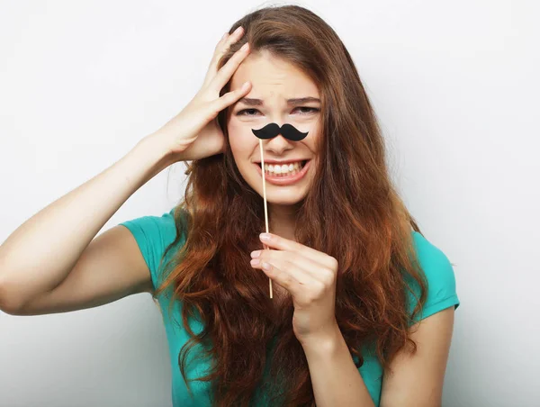 Jovem mulher feliz com bigodes falsos — Fotografia de Stock