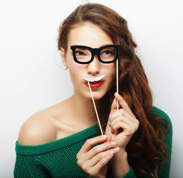 Jovem mulher feliz com bigodes falsos — Fotografia de Stock