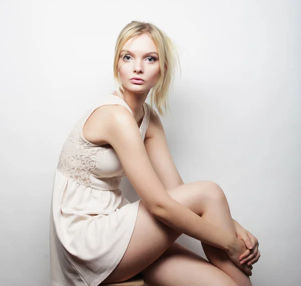 Portret van sensuele vrouw model — Stockfoto