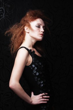 Dişileştirilmiş kadın yaratıcı saç modeli ile