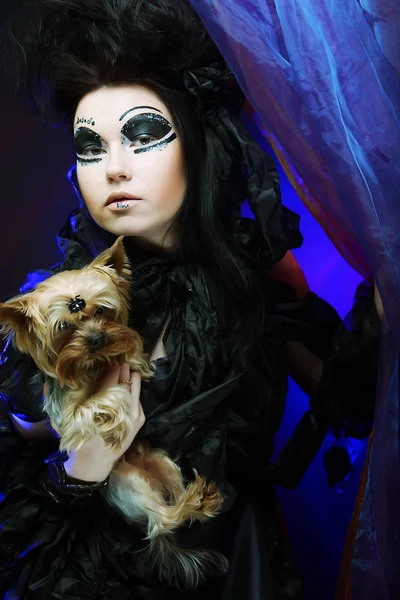 Dark queen with little dog — Stock Photo, Image