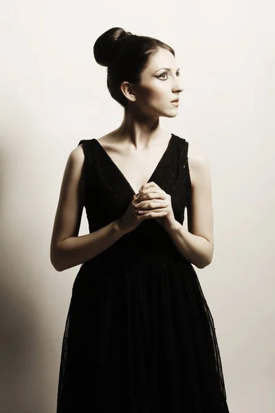 黒のドレスで優雅な女性. — ストック写真