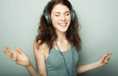 Yaşam tarzı ve insan konsepti: müzik dinleyen kulaklıklı genç kadın.