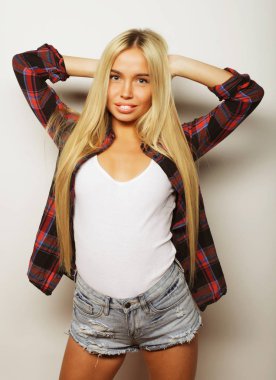 Genç sarışın kız gülümseyen şirin