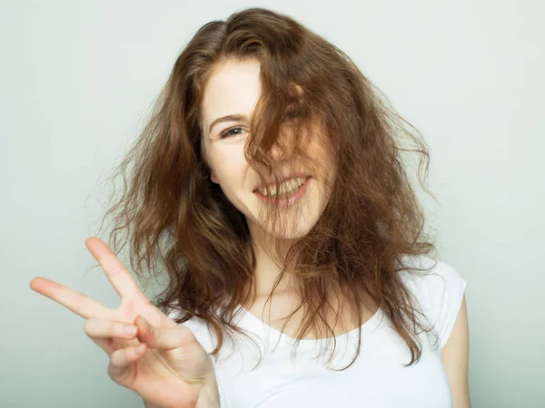 Estilo de vida e conceito de pessoas: Retrato de mulher casual jovem. Cara limpa, cabelo encaracolado . — Fotografia de Stock
