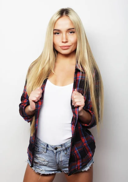 Genç sarışın kız gülümseyen şirin