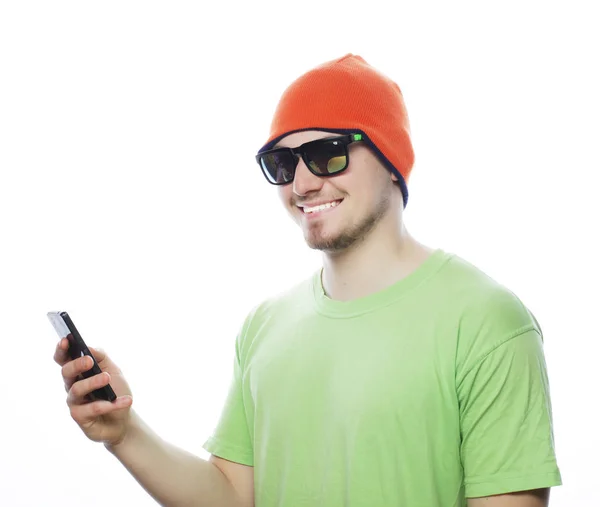 Glad man använder smartphone, — Stockfoto