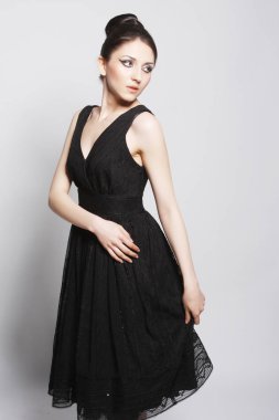Elegance kadın siyah elbiseli.